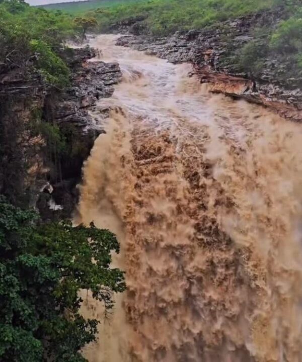 Famosa cachoeira na Chapada Diamantina impressiona após aumento no volume de água; veja vídeo