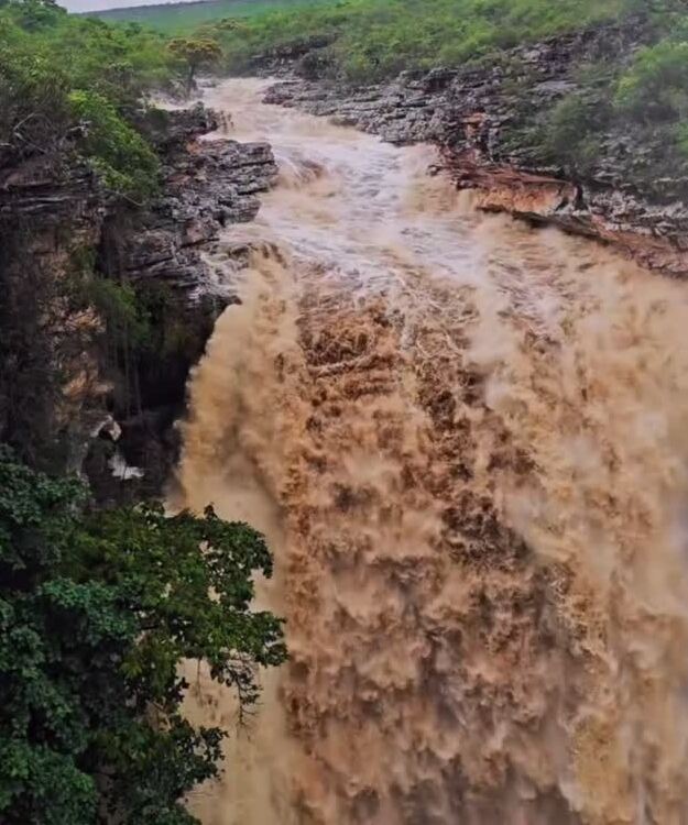 Famosa cachoeira na Chapada Diamantina impressiona após aumento no volume de água; veja vídeo