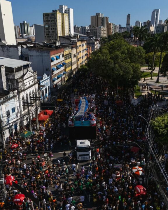 Caminhada Nacional do Samba reúne multidão em Salvador neste domingo (30)
