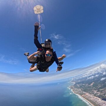 Turismo de aventura em Salvador ganha reforço com experiência de salto de paraquedas
