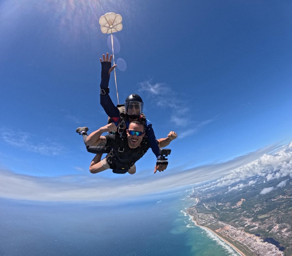 Salvador ganha escola de paraquedismo e promove experiência de salto panorâmico na orla