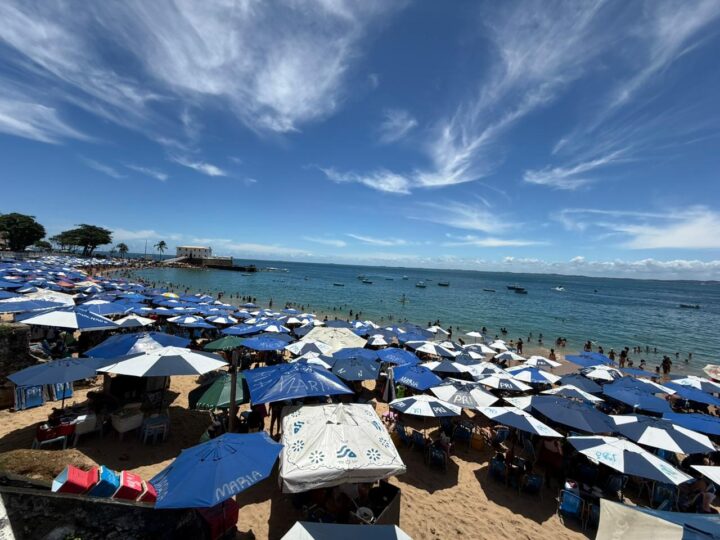 Baianos e turistas lotam o Porto da Barra no feriado de Finados