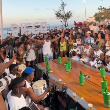 Cantor Diggo lota Porto da Barra com samba gratuito nesta segunda-feira