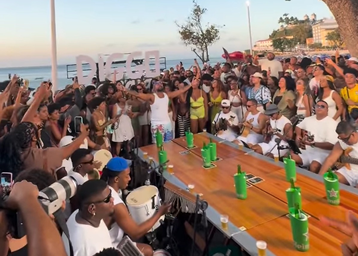 Cantor Diggo lota Porto da Barra com samba gratuito nesta segunda-feira