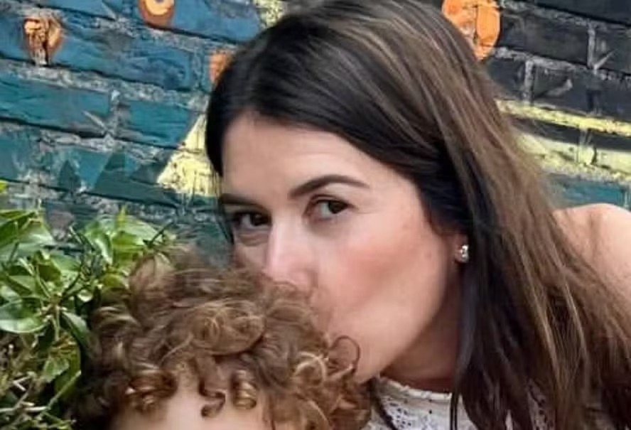 Rebeca Abravanel surpreende web com foto ao lado do filho de um ano: ‘Como está grandão’