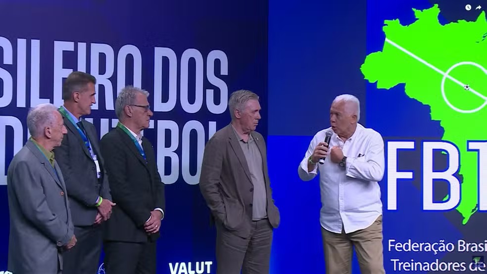 Climão: ao lado de Ancelotti, Leão e Oswaldo de Oliveira criticam presença de técnicos estrangeiros no Brasil