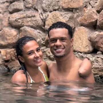 Gabrielzinho da natação paralímpica comemora um ano de namoro com post romântico