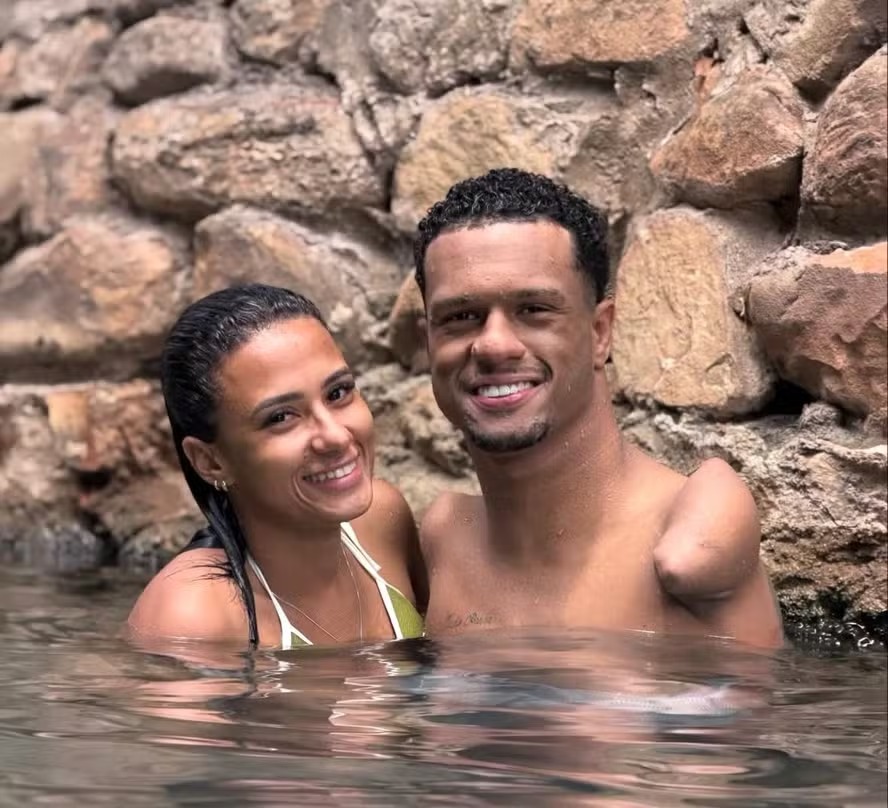 Gabrielzinho da natação paralímpica comemora um ano de namoro com post romântico