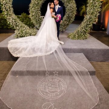 Noiva homenageia pai bordando o escudo do Bahia no véu do vestido: ‘Muito feliz’