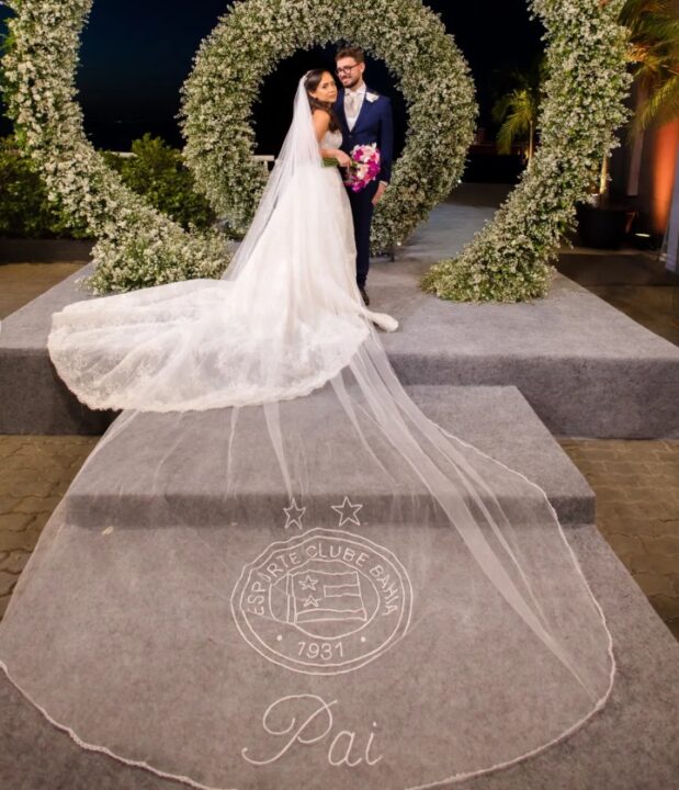 Noiva homenageia pai bordando o escudo do Bahia no véu do vestido: ‘Muito feliz’
