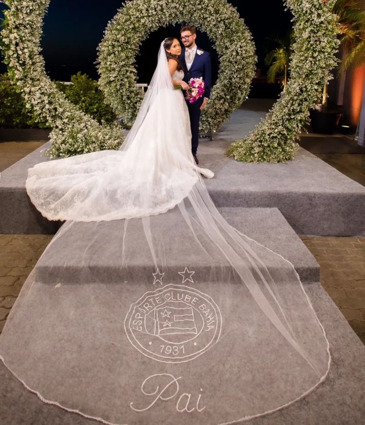 Noiva homenageia pai bordando o escudo do Bahia no véu do vestido: ‘Muito feliz’