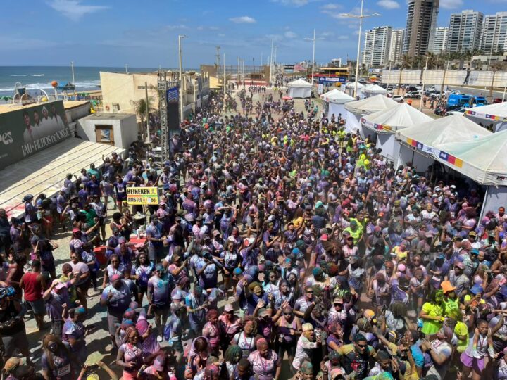 Com inscrições esgotadas, Corrida Colorida do Martagão reúne mais de 4,7 mil participantes na orla de Salvador; veja fotos