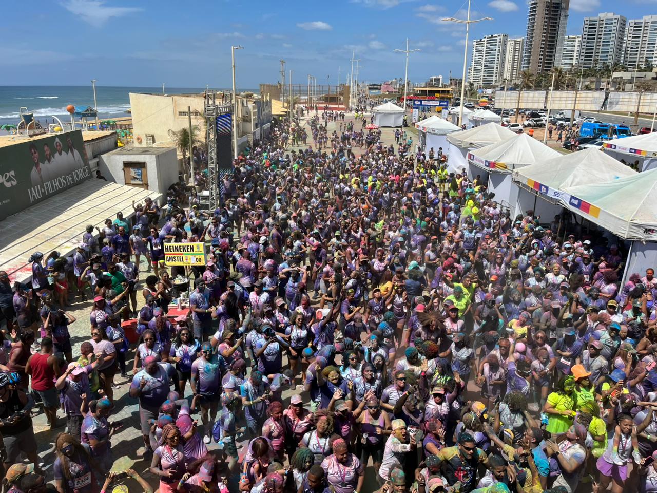 Com inscrições esgotadas, Corrida Colorida do Martagão reúne mais de 4,7 mil participantes na orla de Salvador; veja fotos