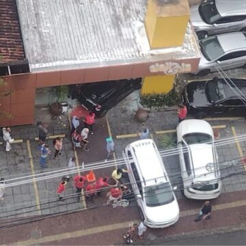 Carro desgovernado invade padaria no bairro da Graça, em Salvador