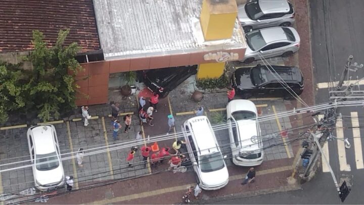 Carro desgovernado invade padaria no bairro da Graça, em Salvador