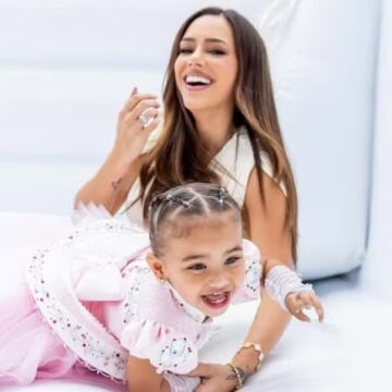 Bruna Biancardi mostra filha com Neymar, Mavie, em momento de diversão à beira da piscina