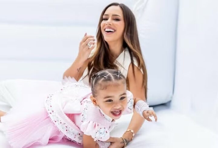 Bruna Biancardi mostra filha com Neymar, Mavie, em momento de diversão à beira da piscina