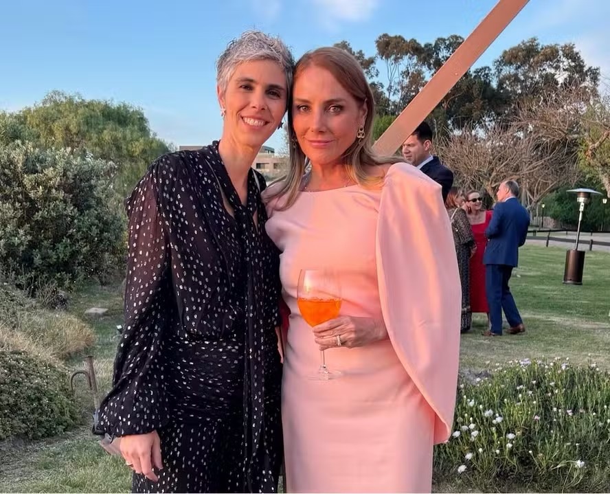 Heloísa Périssé vive namoro discreto com diretora de TV