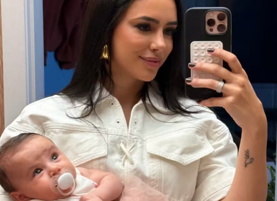 Bruna Biancardi posta clique fofo da filha caçula com Neymar em seu colo