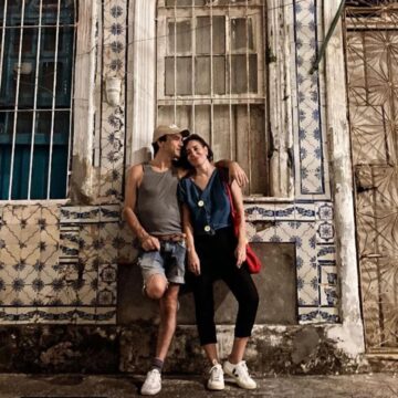 Em Salvador, Caio Blat surge agarradinho com novo affair; conheça