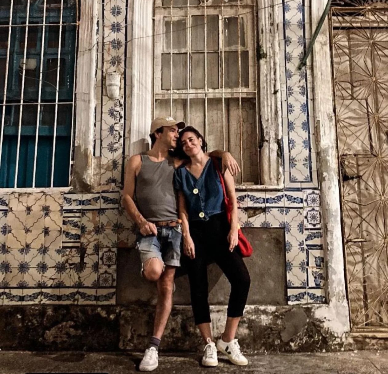 Em Salvador, Caio Blat surge agarradinho com novo affair; conheça