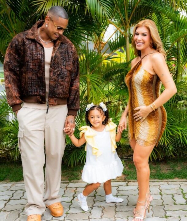 Léo Santana e Lore Improta combinam roupas com Liz antes de show do cantor em Salvador: ‘Família abençoada’