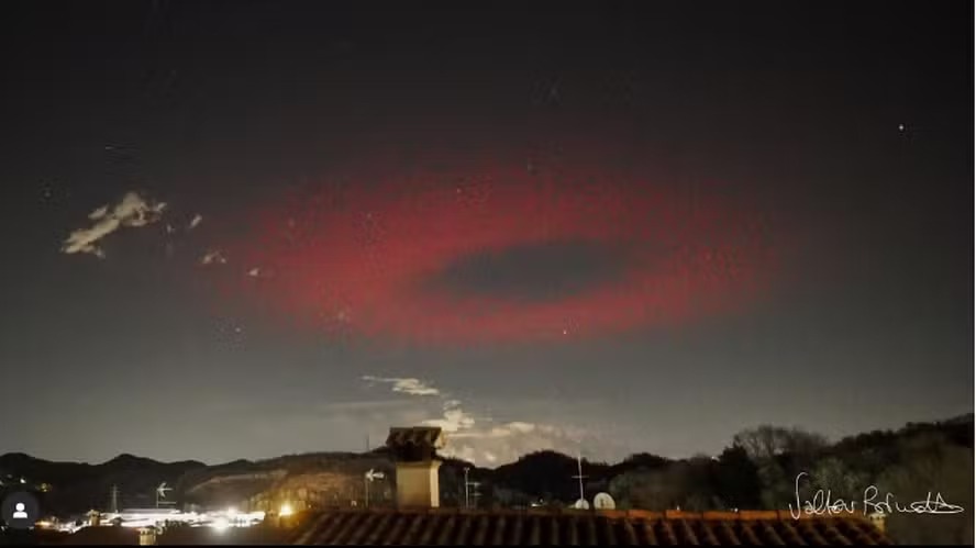 Argola vermelha aparece no céu de pequena cidade italiana e intriga cientistas