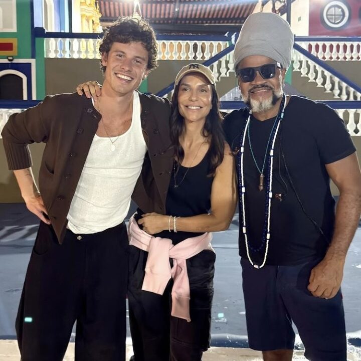 Shawn Mendes visita Candyall Guetho Square ao lado de Ivete Sangalo e Carlinhos Brown