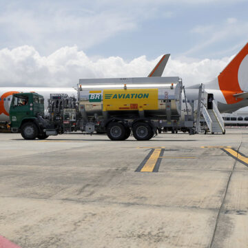 Salvador inaugura primeira operação regular de avião na América Latina com combustível sustentável (SAF)