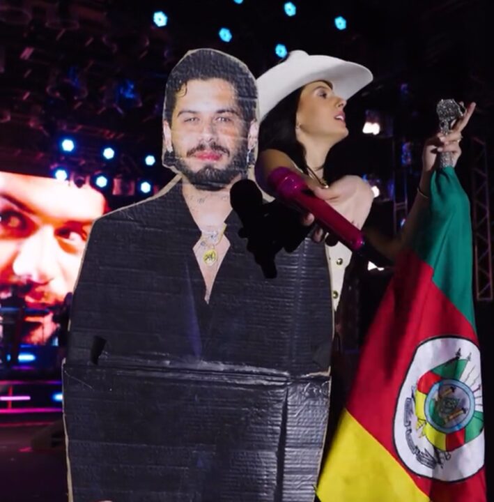 Ana Castela improvisa com Zé Felipe de papelão durante feat em show