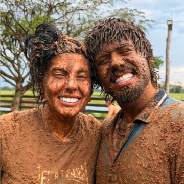 Ana Castela e Zé Felipe brincam em poças de lama em fazenda; veja fotos