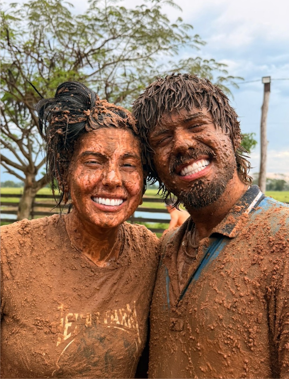 Ana Castela e Zé Felipe brincam em poças de lama em fazenda; veja fotos