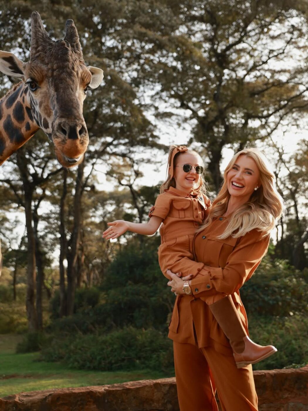 Ana Paula Siebert encanta ao mostrar Vicky ao lado de girafas na África