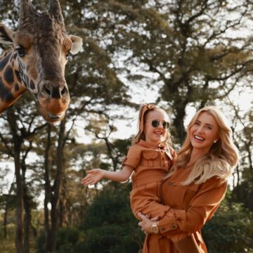 Ana Paula Siebert encanta ao mostrar Vicky ao lado de girafas na África