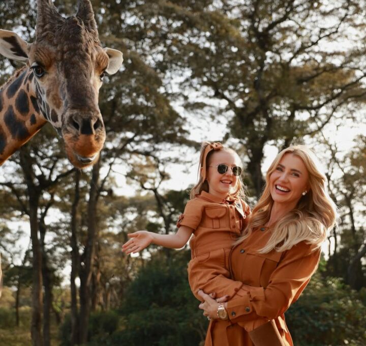 Ana Paula Siebert encanta ao mostrar Vicky ao lado de girafas na África