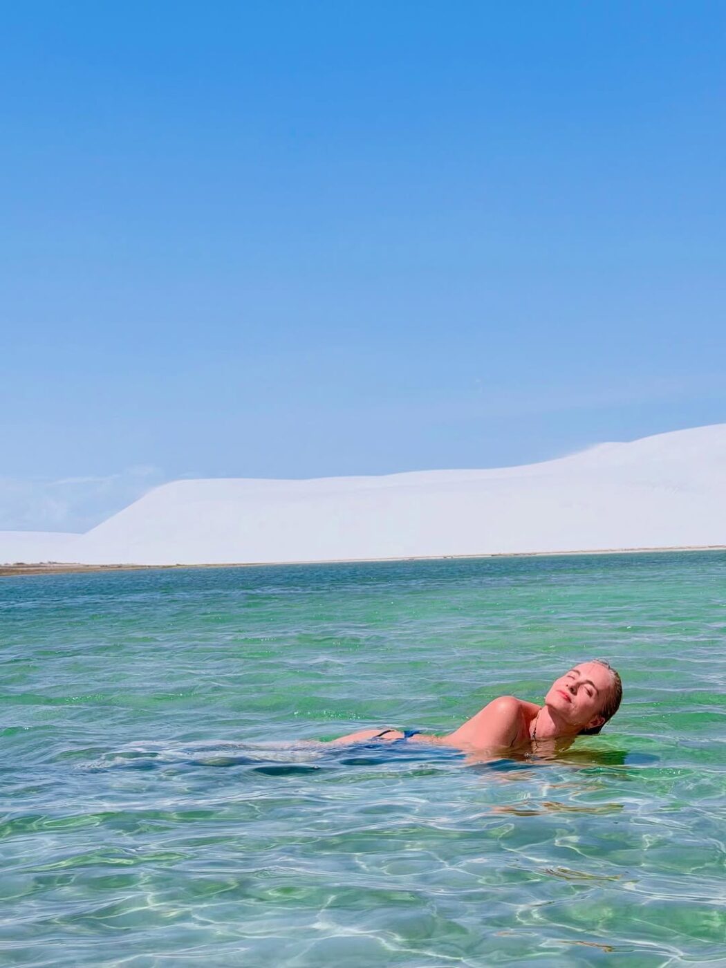 Angélica surge de topless em fotos nos Lençóis Maranhenses