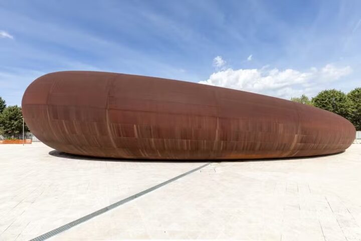 Estação de metrô projetada por Anish Kapoor transforma paisagem urbana de Nápoles em obra de arte