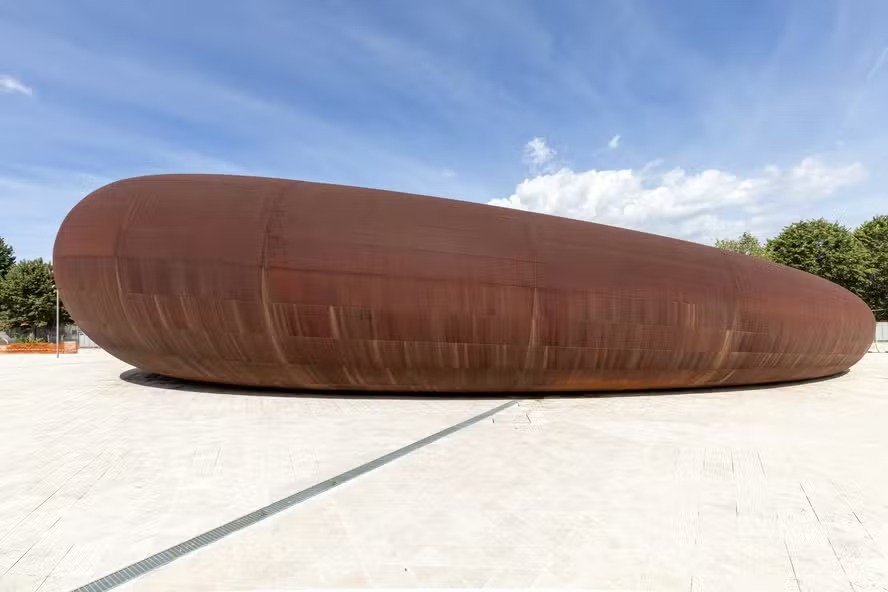 Estação de metrô projetada por Anish Kapoor transforma paisagem urbana de Nápoles em obra de arte