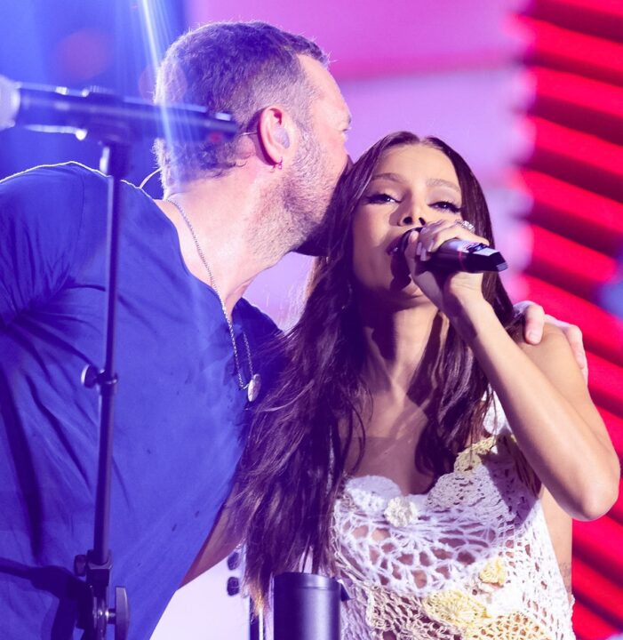 Chris Martin e Anitta fazem dueto de música do Coldplay em Belém
