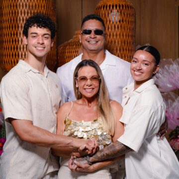 Carla Perez abre álbum de fotos de aniversário em Praia do Forte