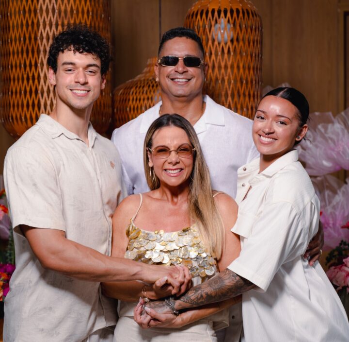 Carla Perez abre álbum de fotos de aniversário em Praia do Forte