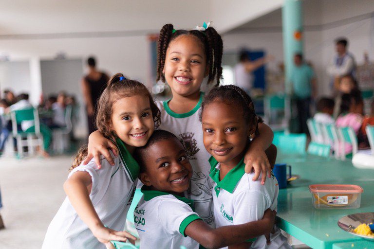 Brasileiros passam a ganhar mais e país tem menor pobreza e desigualdade em 30 anos