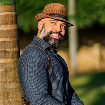 Baiano viraliza na internet ao abordar desconhecidos na rua para sessão de fotos