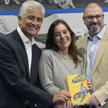 Ex-atacante baiano Bebeto lança biografia recebe homenagens em La Coruña: “Coração cheio de alegria”