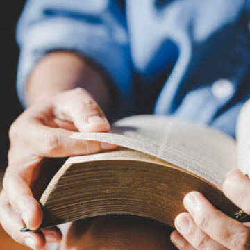 Lei que permite uso da Bíblia em escolas entra em vigor em cidade baiana