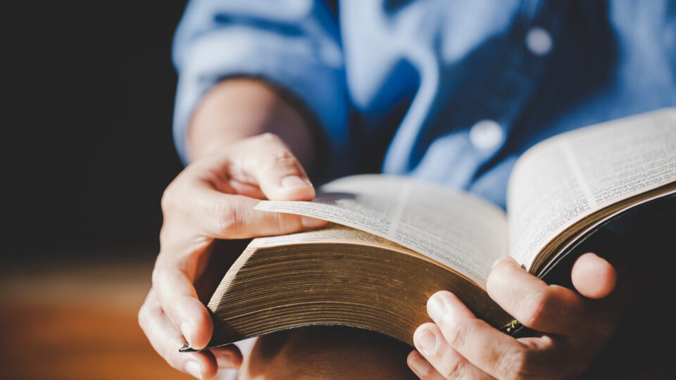 Lei que permite uso da Bíblia em escolas entra em vigor em famosa cidade baiana