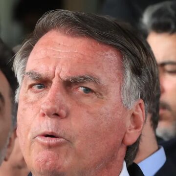 Defesa de Bolsonaro pede prisão domiciliar humanitária ao STF
