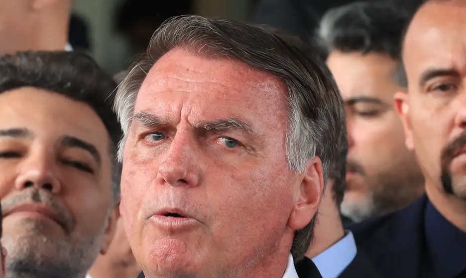 Defesa de Bolsonaro pede prisão domiciliar humanitária ao STF