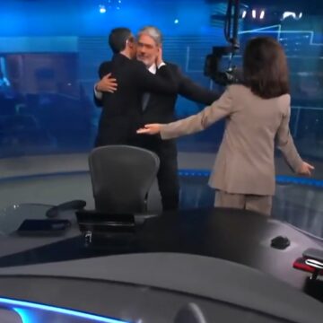 Emocionado, William Bonner passa comando do JN para César Tralli; veja vídeo Emocionado, William Bonner passa comando do JN para César Tralli; veja vídeo