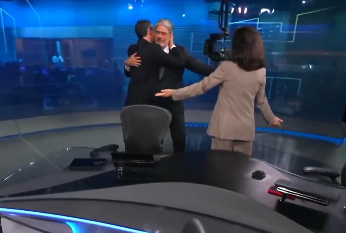 Emocionado, William Bonner passa comando do JN para César Tralli; veja vídeo